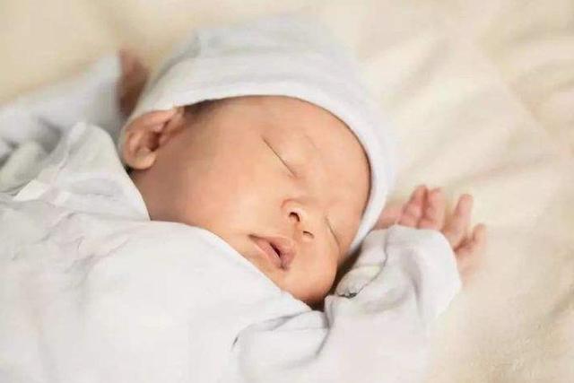 宝宝这三种睡姿，会影响新生儿颜值和头骨形状，妈妈发现要纠正