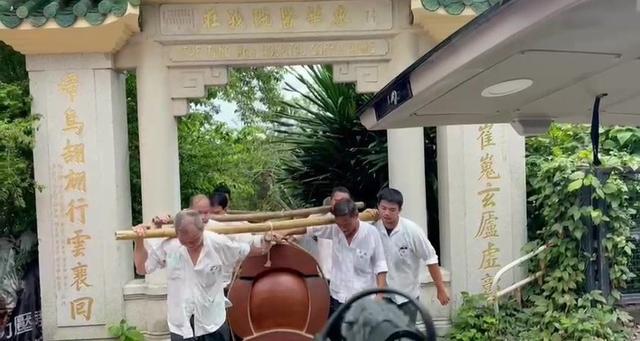 赌王何鸿燊下葬时间定在一年后，何猷邦身份保密，和蔡伯励有关？