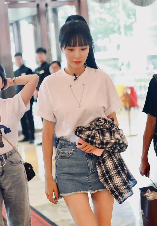 脸大怎么扎头发显瘦？试试生辰刘海和头顶蓬松法，显脸小又有气质