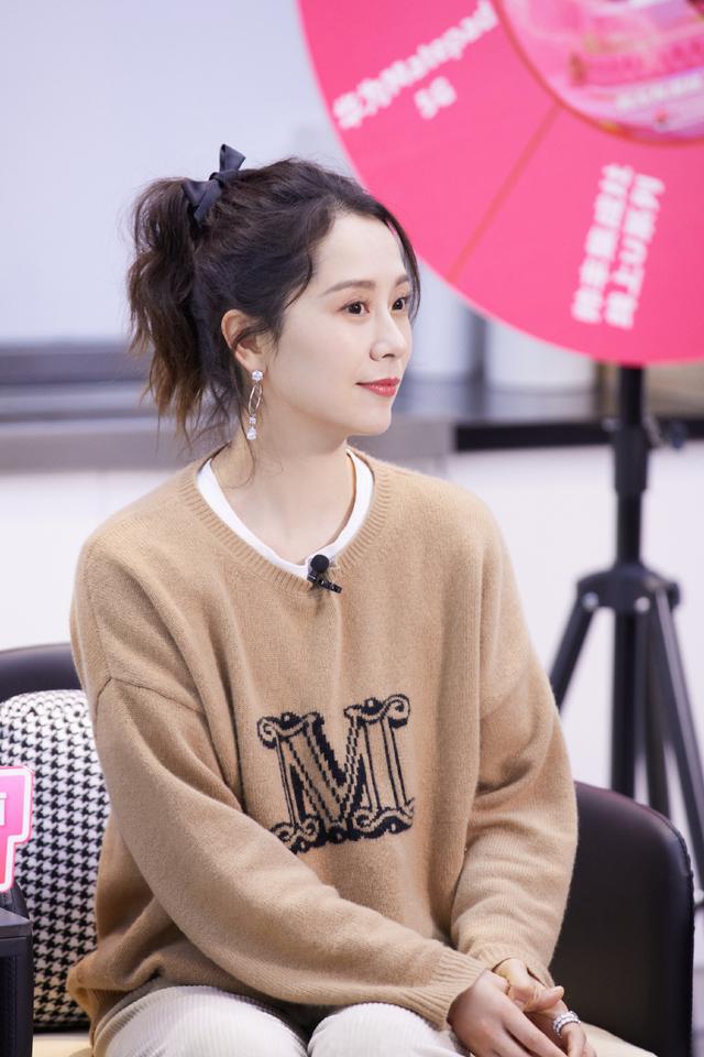 脸大怎么扎头发显瘦？试试生辰刘海和头顶蓬松法，显脸小又有气质