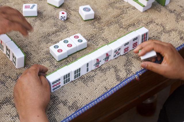 麻将课堂丨学会这几招摸牌技巧，春节回家搓麻就可以炫牌技了