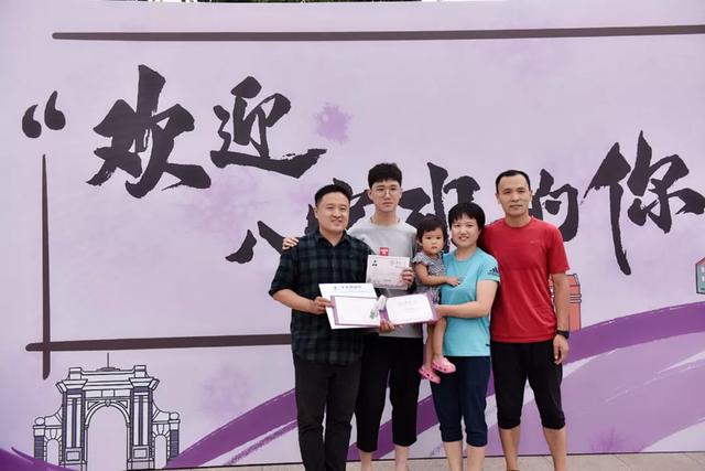 00后来了！直击清华生辰班报到现场