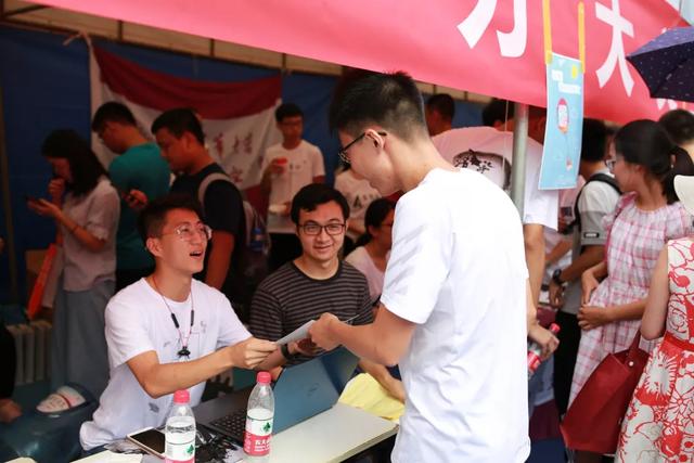 00后来了！直击清华生辰班报到现场