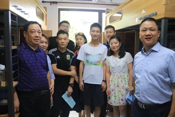 00后来了！直击清华生辰班报到现场