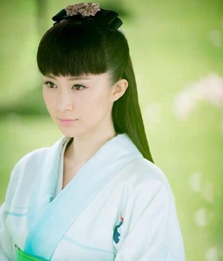 圆脸女孩要留刘海吗？试试这6种发型，显脸小还能让你更甜美