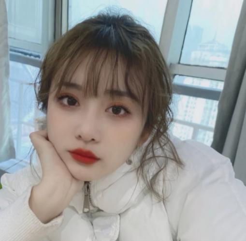 圆脸女孩要留刘海吗？试试这6种发型，显脸小还能让你更甜美