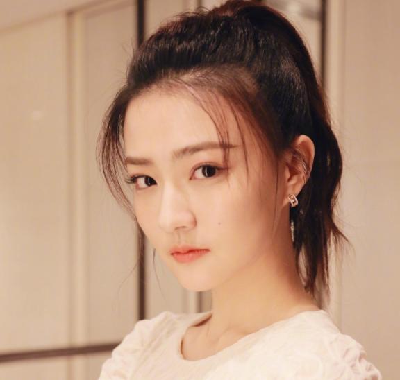 圆脸女孩要留刘海吗？试试这6种发型，显脸小还能让你更甜美