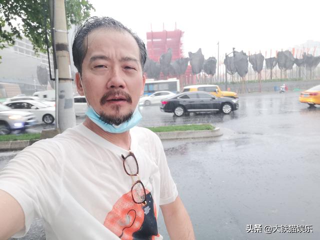 《福贵》16年，男主火不起来，男配当了导演，小凤霞成当红小花
