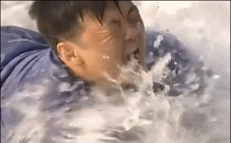《福贵》16年，男主火不起来，男配当了导演，小凤霞成当红小花