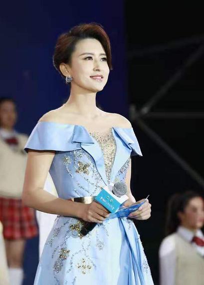 央视名嘴大同框！张蕾李思思扎丸子头气质出众，董卿捧礼盒超温柔