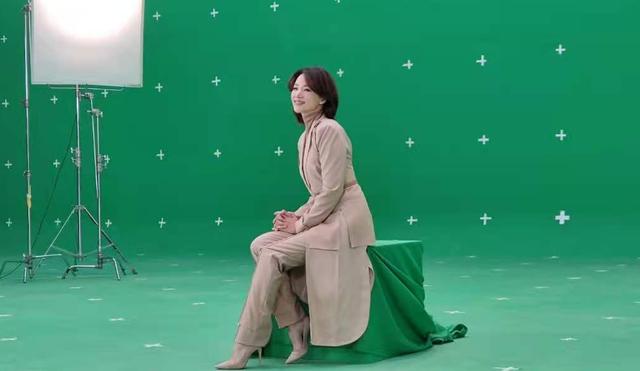 央视名嘴大同框！张蕾李思思扎丸子头气质出众，董卿捧礼盒超温柔