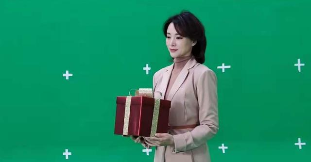 央视名嘴大同框！张蕾李思思扎丸子头气质出众，董卿捧礼盒超温柔