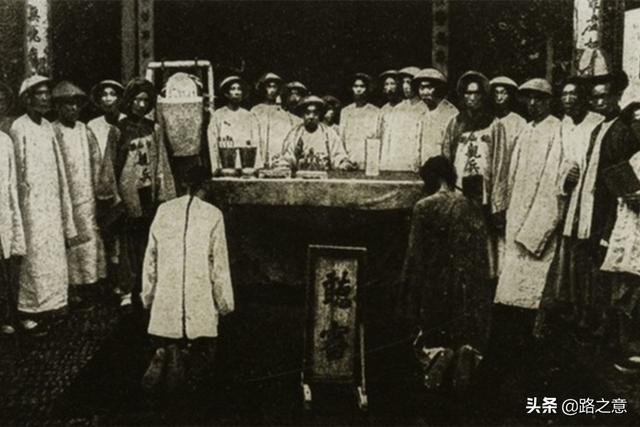 清末冤案：美妻卜卦问夫凶吉，结果自己失身失家，丈夫受尽苦难