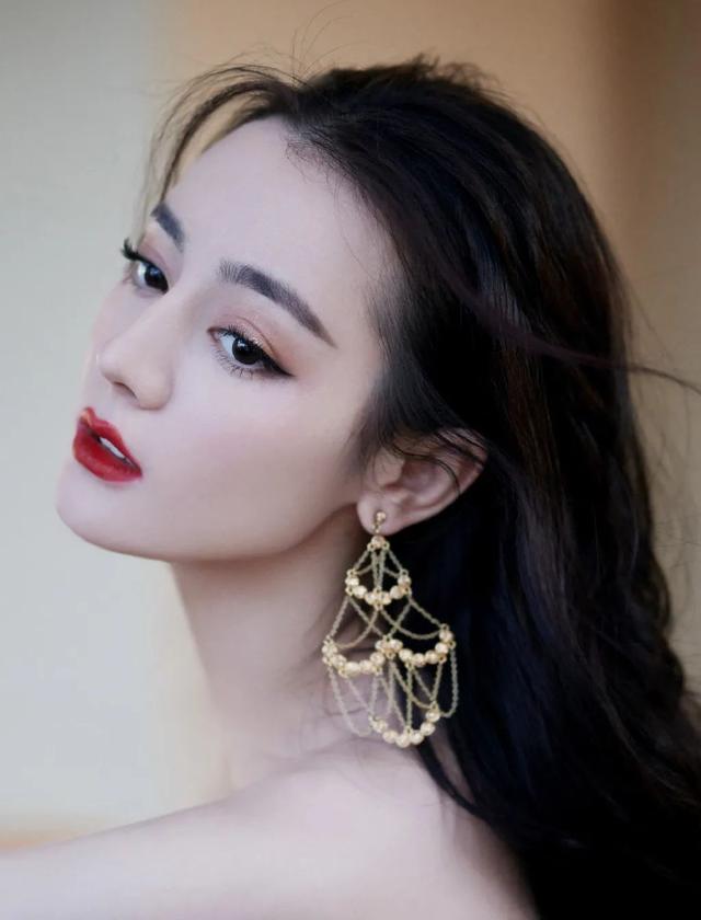 迪丽热巴的龙须刘海，太出戏了