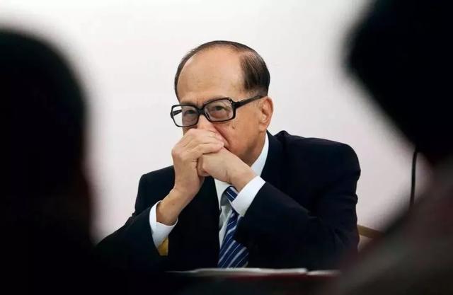 李嘉诚要回来了，他嗅到了什么信号？