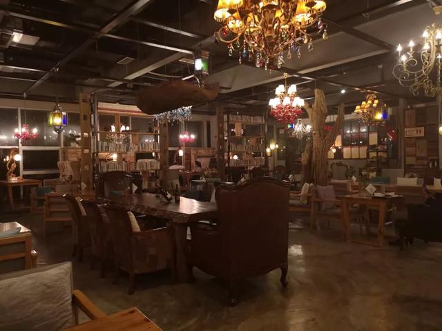 成都「书店里的餐厅」越开越多，常去打卡的书迷最后都变胖了！