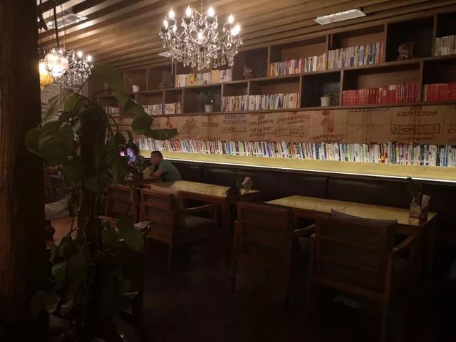 成都「书店里的餐厅」越开越多，常去打卡的书迷最后都变胖了！