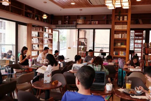 成都「书店里的餐厅」越开越多，常去打卡的书迷最后都变胖了！