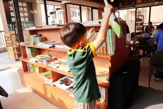 成都「书店里的餐厅」越开越多，常去打卡的书迷最后都变胖了！