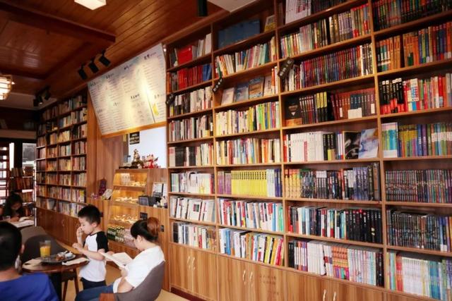 成都「书店里的餐厅」越开越多，常去打卡的书迷最后都变胖了！