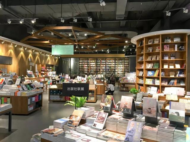 成都「书店里的餐厅」越开越多，常去打卡的书迷最后都变胖了！