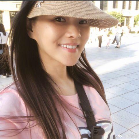 两岁米粒有妈妈一半高，伊能静感叹时光流逝，因爱我的人不愿老去