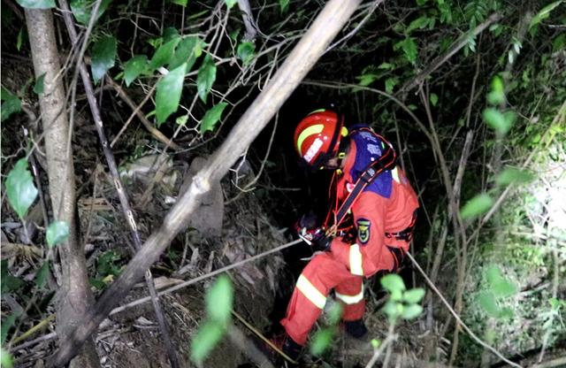 一男子掉入悬崖被困 兴义消防5小时成功营救