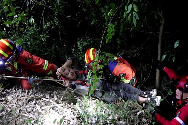 一男子掉入悬崖被困 兴义消防5小时成功营救