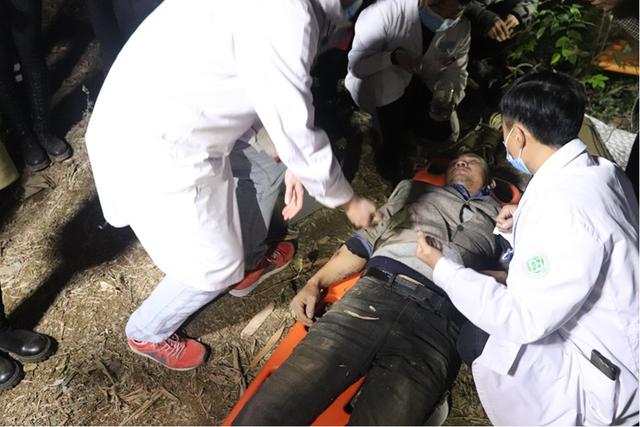 一男子掉入悬崖被困 兴义消防5小时成功营救