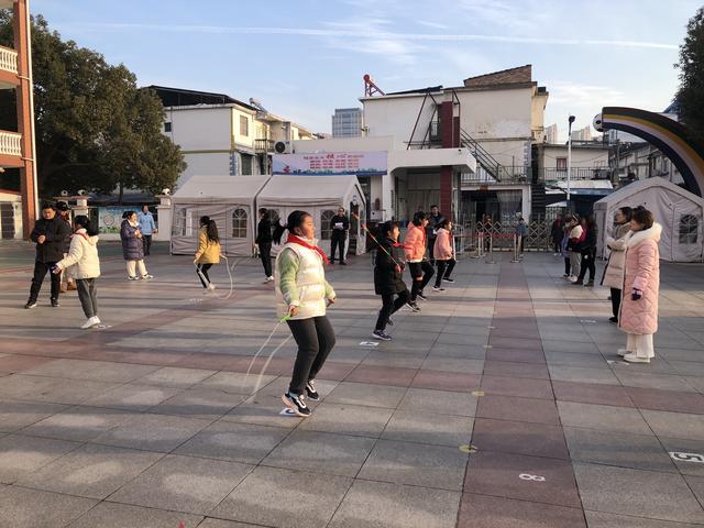合肥市跃进小学：五育并举 开展元旦趣味跳绳比赛