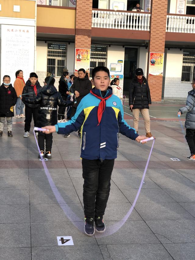 合肥市跃进小学：五育并举 开展元旦趣味跳绳比赛