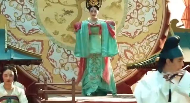 《中国妆束》：喜欢“赶时髦”的唐朝小姐姐，是怎么引领时尚的？