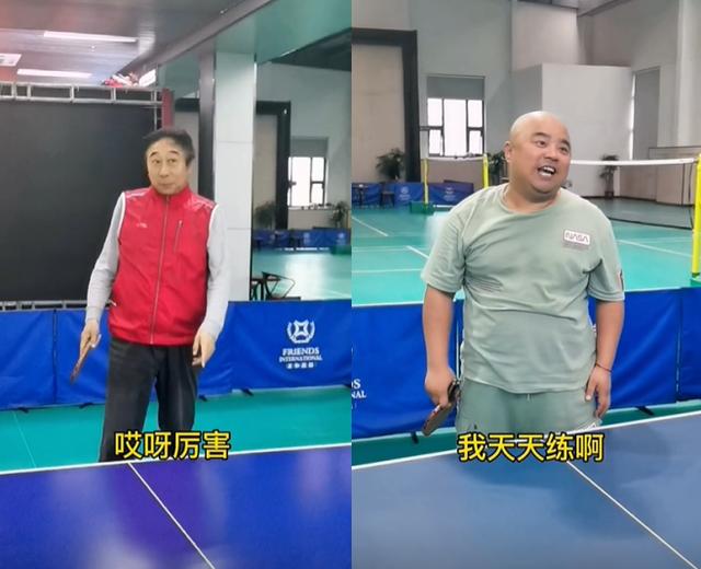 64岁冯巩和徒弟打乒乓球！穿红马甲动作利落，生辰眉毛太搞笑