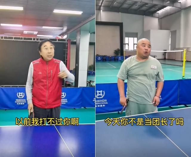 64岁冯巩和徒弟打乒乓球！穿红马甲动作利落，生辰眉毛太搞笑