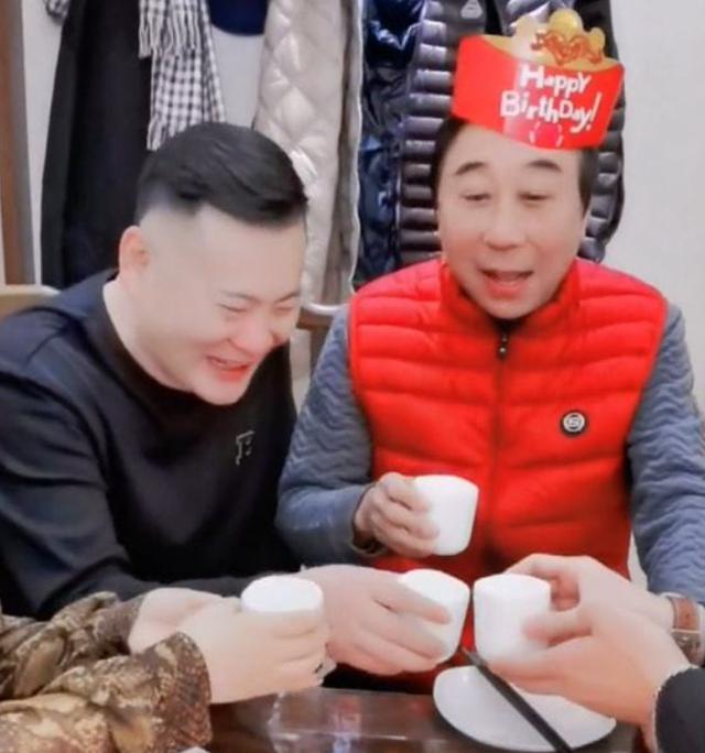 64岁冯巩和徒弟打乒乓球！穿红马甲动作利落，生辰眉毛太搞笑