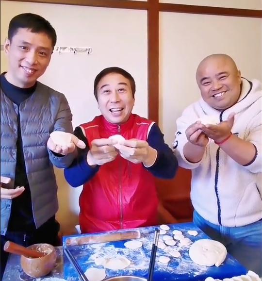 64岁冯巩和徒弟打乒乓球！穿红马甲动作利落，生辰眉毛太搞笑