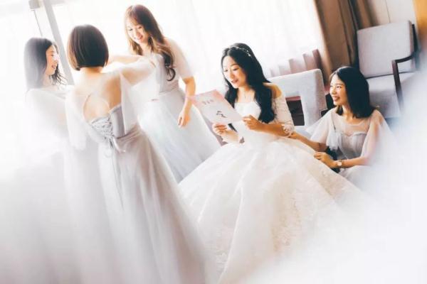 婚礼现“男伴娘” 哈哈哈！但是选伴娘时，这4个地方千万别疏忽！
