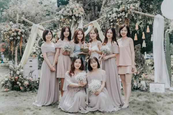 婚礼现“男伴娘” 哈哈哈！但是选伴娘时，这4个地方千万别疏忽！
