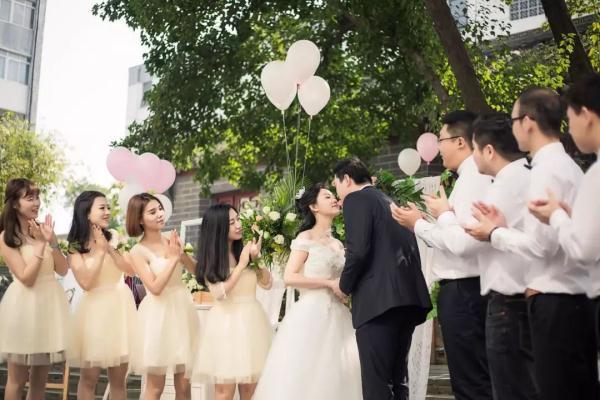 婚礼现“男伴娘” 哈哈哈！但是选伴娘时，这4个地方千万别疏忽！