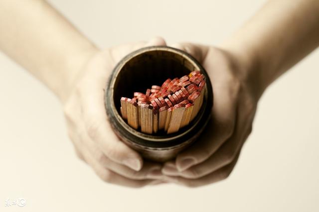 @￥先生精晓生辰断人，公司老板用死人生辰试探，先生一语中的！