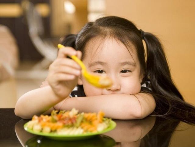 宝宝牙齿畸形还出现双排牙，医生说少吃了一样食物，对幼儿很关键