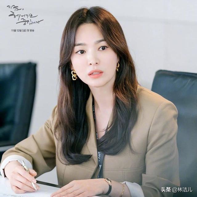 宋慧乔又带火了“生辰刘海”，这些年她的妆发，堪称是美妆风向标