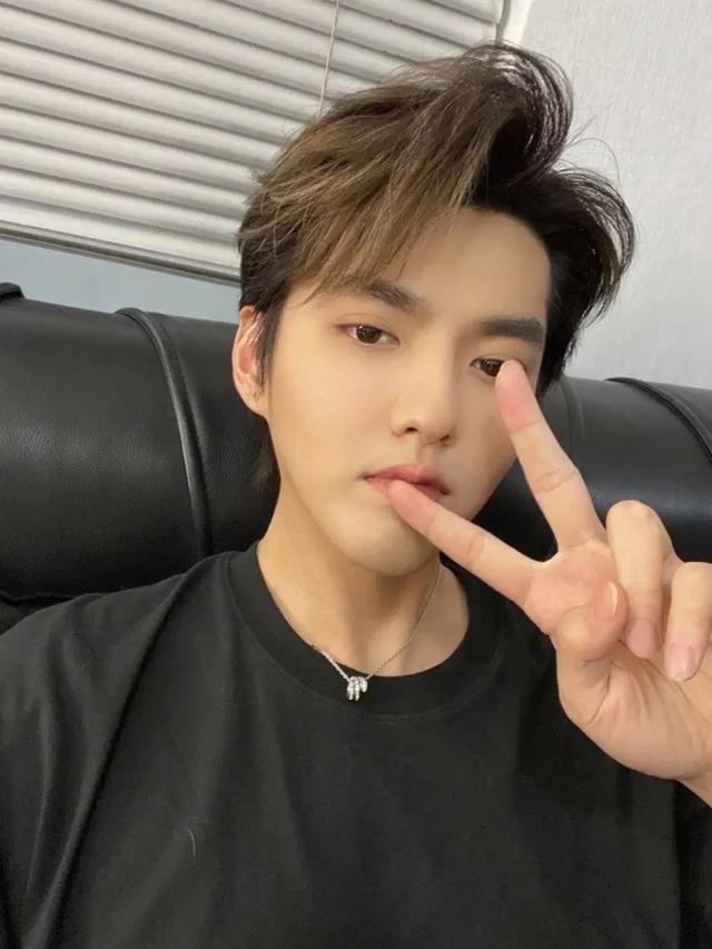 @￥师4年前预言：吴亦凡这两年有一劫 少玩乐