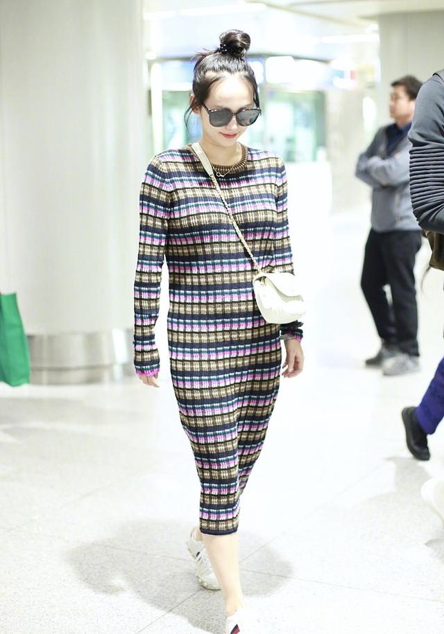 张嘉倪美起来真高调，穿玫红色毛衣少女又减龄，真漂亮