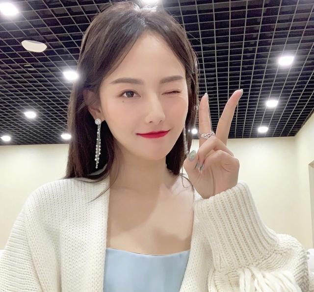 张嘉倪美起来真高调，穿玫红色毛衣少女又减龄，真漂亮