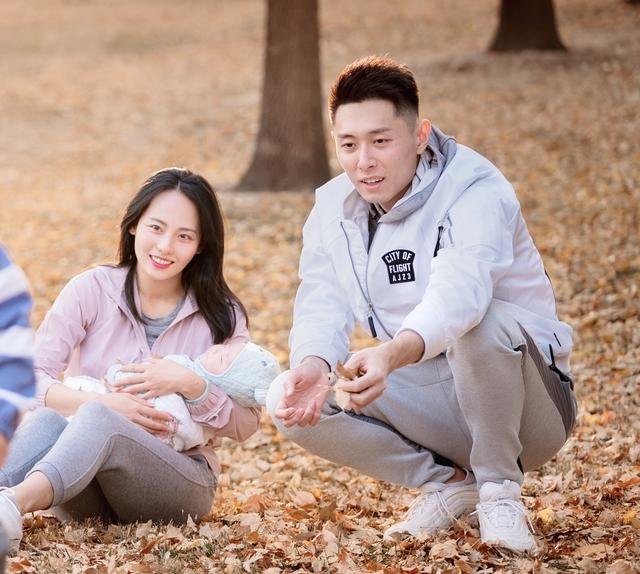 张嘉倪美起来真高调，穿玫红色毛衣少女又减龄，真漂亮