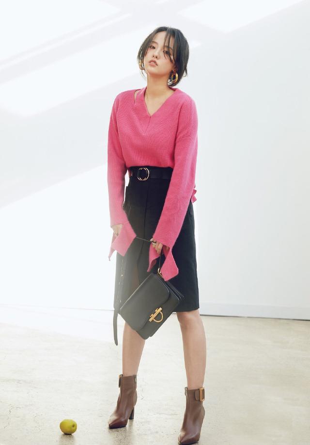 张嘉倪美起来真高调，穿玫红色毛衣少女又减龄，真漂亮