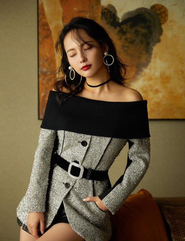 张嘉倪美起来真高调，穿玫红色毛衣少女又减龄，真漂亮