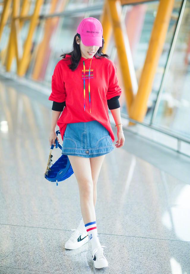 张嘉倪美起来真高调，穿玫红色毛衣少女又减龄，真漂亮
