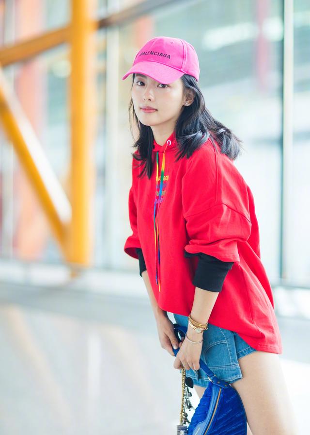 张嘉倪美起来真高调，穿玫红色毛衣少女又减龄，真漂亮